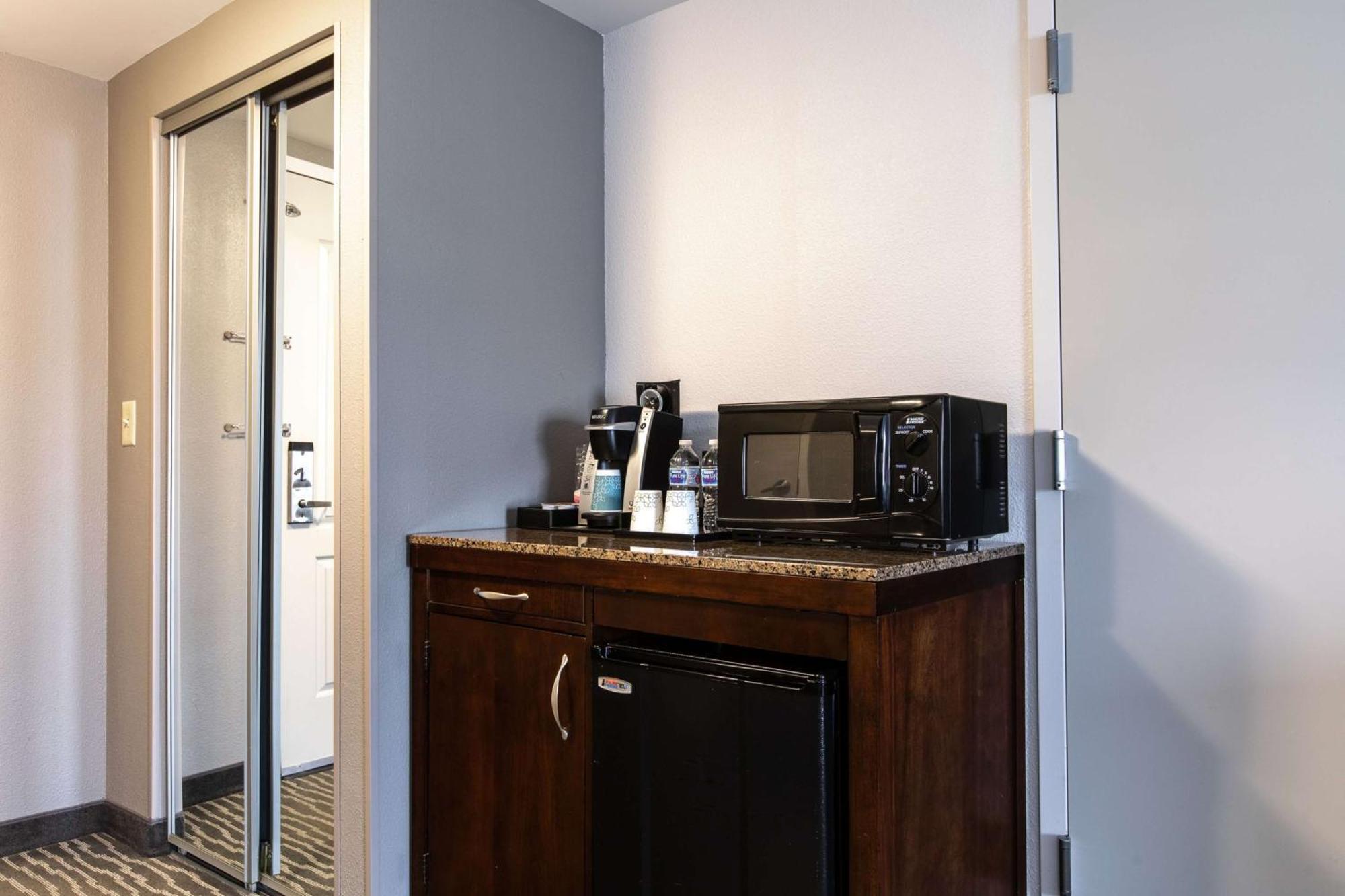 Hilton Garden Inn Lynchburg Bagian luar foto